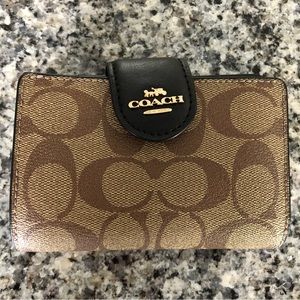 Coach medium corner zip Wallet